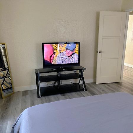 Entire Lovely 3-Bedroom Home W Yard, Parking تشولا فيستا، سان ديغو، كاليفورنيا المظهر الخارجي الصورة